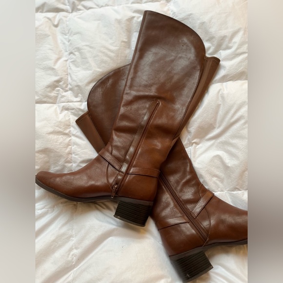 Anne Klein Wide Calf Tall Leather Boots, size 8 - Picture 4 of 7